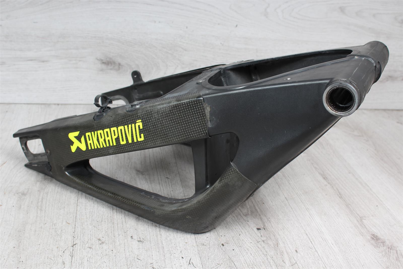 Schwinge Hinterradschwinge Akrapovic Carbon Schutz Yamaha YZF-R1 RN12 04-05  Yamaha   