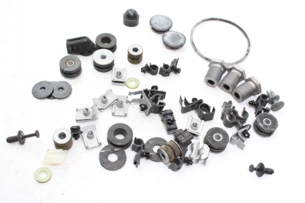 Sekalainen erä jäljellä olevia osia Divers BMW F 800 R 215 09-14