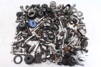 Erilaiset jäljellä olevat osat Kawasaki ZL 900...