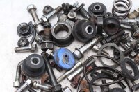 Erilaiset jäljellä olevat osat Kawasaki ZL 900...