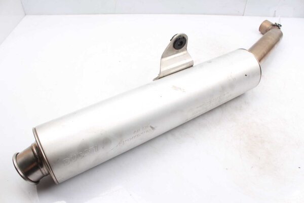 Pakokaasun äänenvaimennin oikealla Ducati ST2 944ST2 97-03