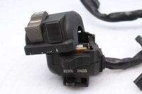 Ohjaustangon kytkimen ohjaustangon kiinnitys vasemmalla...