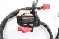 Ohjaustangon kytkimen ohjaustangon kiinnitys vasemmalla...