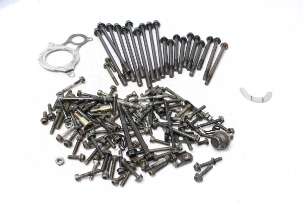 Sekoitettu paljon jäljellä olevia osia Suzuki GSX-R 750 GR7DB 96-97