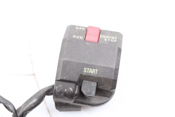 Ohjaustangon kytkimen ohjaustangon kiinnitys oikealla Kawasaki GTR 1000 ZGT00A/96 96-06