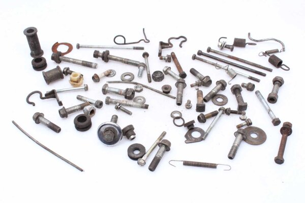 Sekoitettu paljon jäljellä olevia osia Kawasaki GPZ 1100 ZXT10E/E 95-98