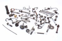 Sekoitettu paljon jäljellä olevia osia Kawasaki...