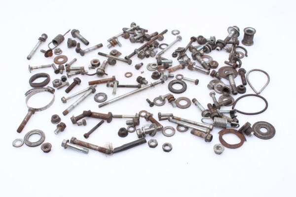 Sekoitettu paljon jäljellä olevia osia Kawasaki GPZ 1100 ZXT10E/E 95-98