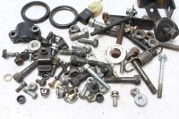 Sekoitettu paljon jäljellä olevia osia Kawasaki GPZ 400 Unitrak KZ400J/M 85-85