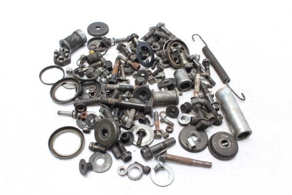 Sekoitettu paljon jäljellä olevia osia Kawasaki Z 750 GT KZ750E/P 82-85