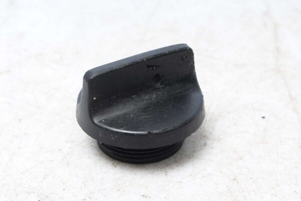 Täyttöaukon kannen sulkeminen Kawasaki KLR 600 KL600A/A 84-85