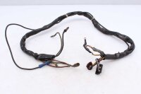 Ohjaustangon kytkimen ohjaustangon kiinnitys oikealla...