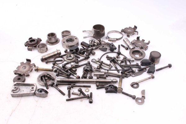 Sekoitettu paljon jäljellä olevia osia Kawasaki GPZ 1100 ZXT10E/E 95-98