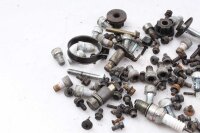 Sekoitettu paljon jäljellä olevia osia Kawasaki...