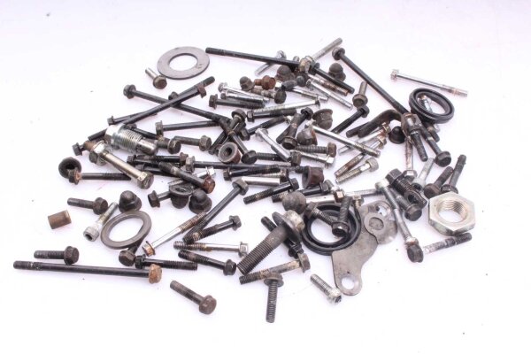 Sekoitettu paljon jäljellä olevia osia Kawasaki Z 550 F KZ550B/A 82-84