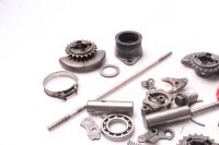 Sekoitettu paljon jäljellä olevia osia Kawasaki...