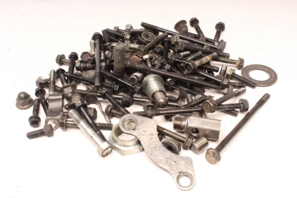 Sekoitettu paljon jäljellä olevia osia Kawasaki GPZ 400 Unitrak KZ400J/M 85-85