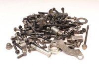 Sekoitettu paljon jäljellä olevia osia Kawasaki...