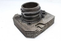 Sylinterin mäntä vasemmalla Moto Guzzi V35...