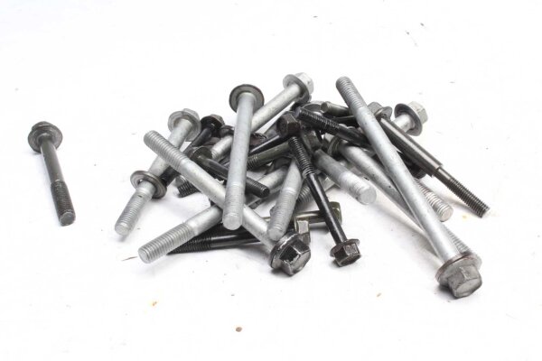 paljon jäljellä olevia osia Yamaha YZF R6 RJ03 036 01-02