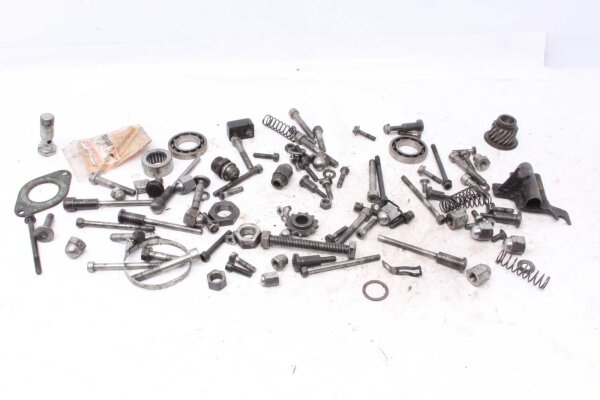 Paljon jäljellä osia Yamaha XS 650 SE 3L1 78-83