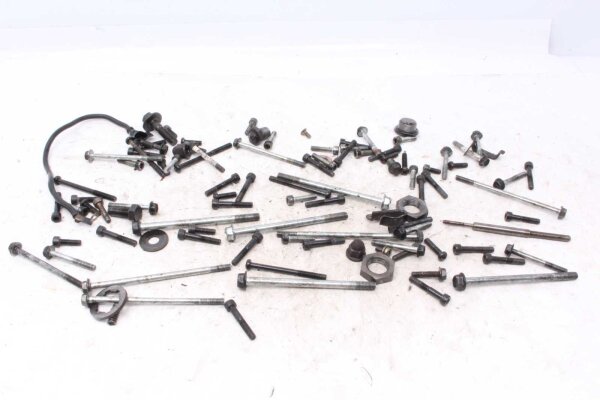 Paljon jäljellä osia Yamaha XS 400 Dohc 12E 82-84