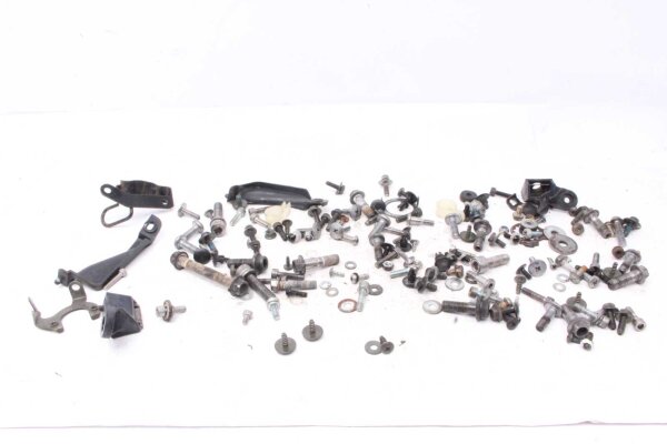 Paljon jäljellä osia Yamaha YZF R1 RN04 00-01