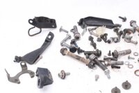 Paljon jäljellä osia Yamaha YZF R1 RN04 00-01