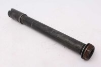 Etupyörän akselin pikalukitusakseli edessä...