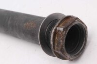 Etupyörän akselin pikalukitusakseli edessä...