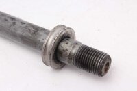 Takapyörän akselin pikalukitusakseli takana...