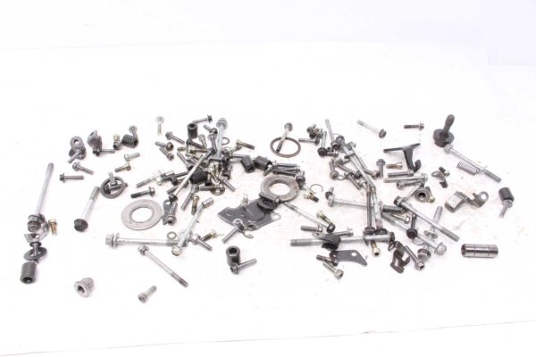 Paljon jäljellä olevia osia  Yamaha YZF R6 RJ11 06-07