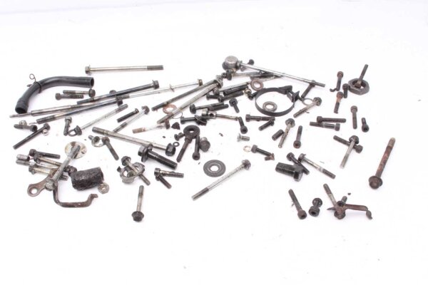 Paljon jäljellä olevia osia  Yamaha XS 400 Dohc 12E 82-84