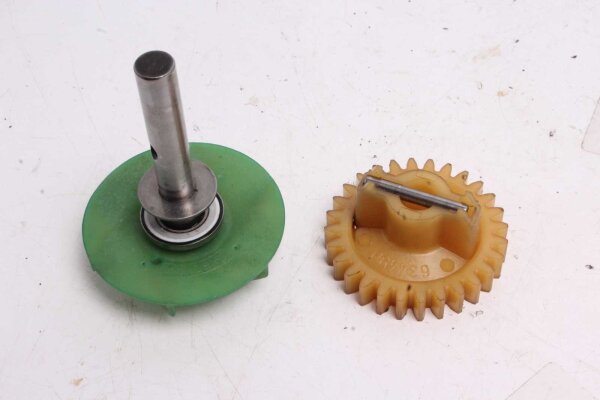 Piñón de engranaje de la bomba de agua  Aprilia RST 1000 Futura PW 01-04