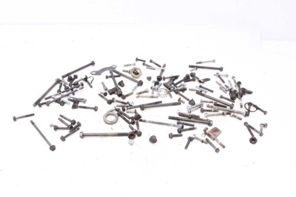 Paljon jäljellä olevia osia  Kawasaki Zephyr 550 ZR550B6-B9 95-99