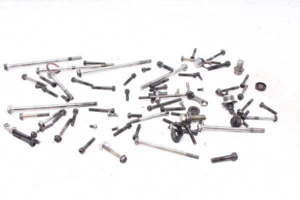 Paljon jäljellä olevia osia  Yamaha XS 400 Dohc 12E 82-84