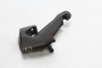 Matkustajan jalkatuen pidike oikealla jalkatuen...