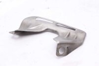 Pakoputken suoja vasemmalla...