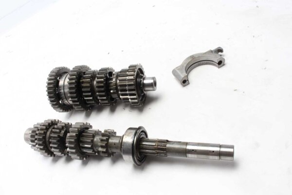 Vaihteiston ulostuloakseli Vaihteiston sisääntuloakseli Vaihdevipu Yamaha XS 750 1T5 77-79