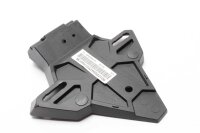 Rekisterikilven pidikkeen kiinnike takaosan roiskesuojaan...