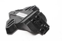 Rekisterikilven pidikkeen kiinnike takaosan roiskesuojaan...