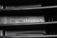 Rekisterikilven pidikkeen kiinnike takaosan roiskesuojaan Honda CBR 650 RA E-Clutch 24-24