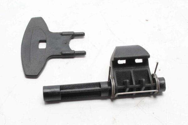 Istuimen pidikkeen lukitusjousen kiinnitysklipsi BMW F 800 GS E8GS 0219 08-12