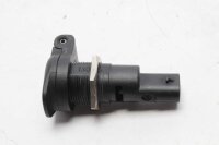 Ajoneuvon pistorasia Virtaliitäntä vasemmalla...