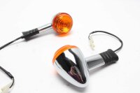 Vilkkupari edessä vasen oikea Triumph Bonneville...