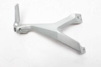 Matkustajan jalkatuen pidike takana oikealla...