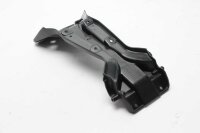 Fixation de la plaque de retenue du couvercle du support de plaque dimmatriculation Yamaha YZF-R3 320 A 24-24