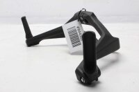 Matkustajan jalkatukijärjestelmän pidike takana...