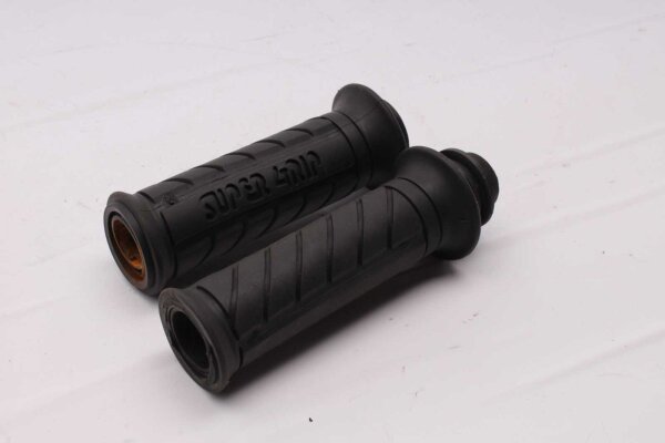 Kumiset ohjaustangon kahvat, joissa on erittäin hyvä ote ja tärinää vaimentava profiili BMW F 650 GS R13 00-03