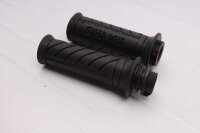 Kumiset ohjaustangon kahvat, joissa on erittäin hyvä ote ja tärinää vaimentava profiili BMW F 650 GS R13 00-03